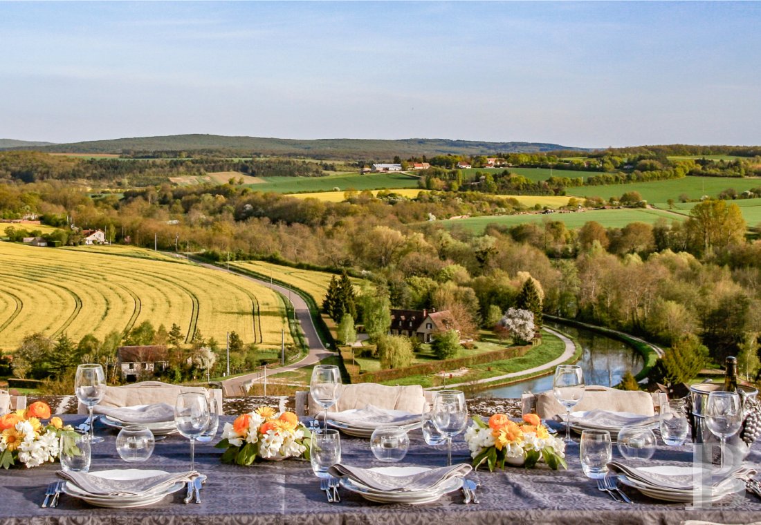 A chateau overlooking the Yonne from the edge of a cliff in Burgundy, not far from Vézelay - photo  n°6